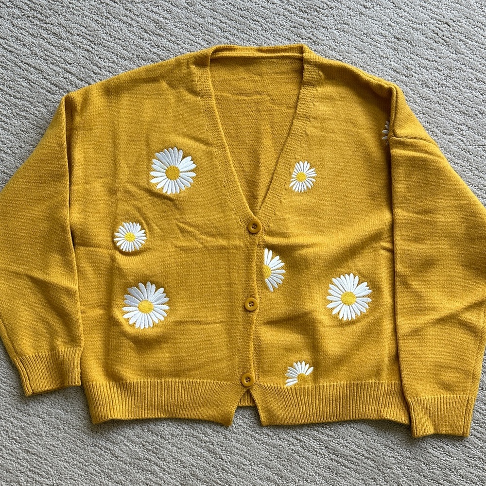 Women’s NWOT Daisy flower cardigan, size small- never worn